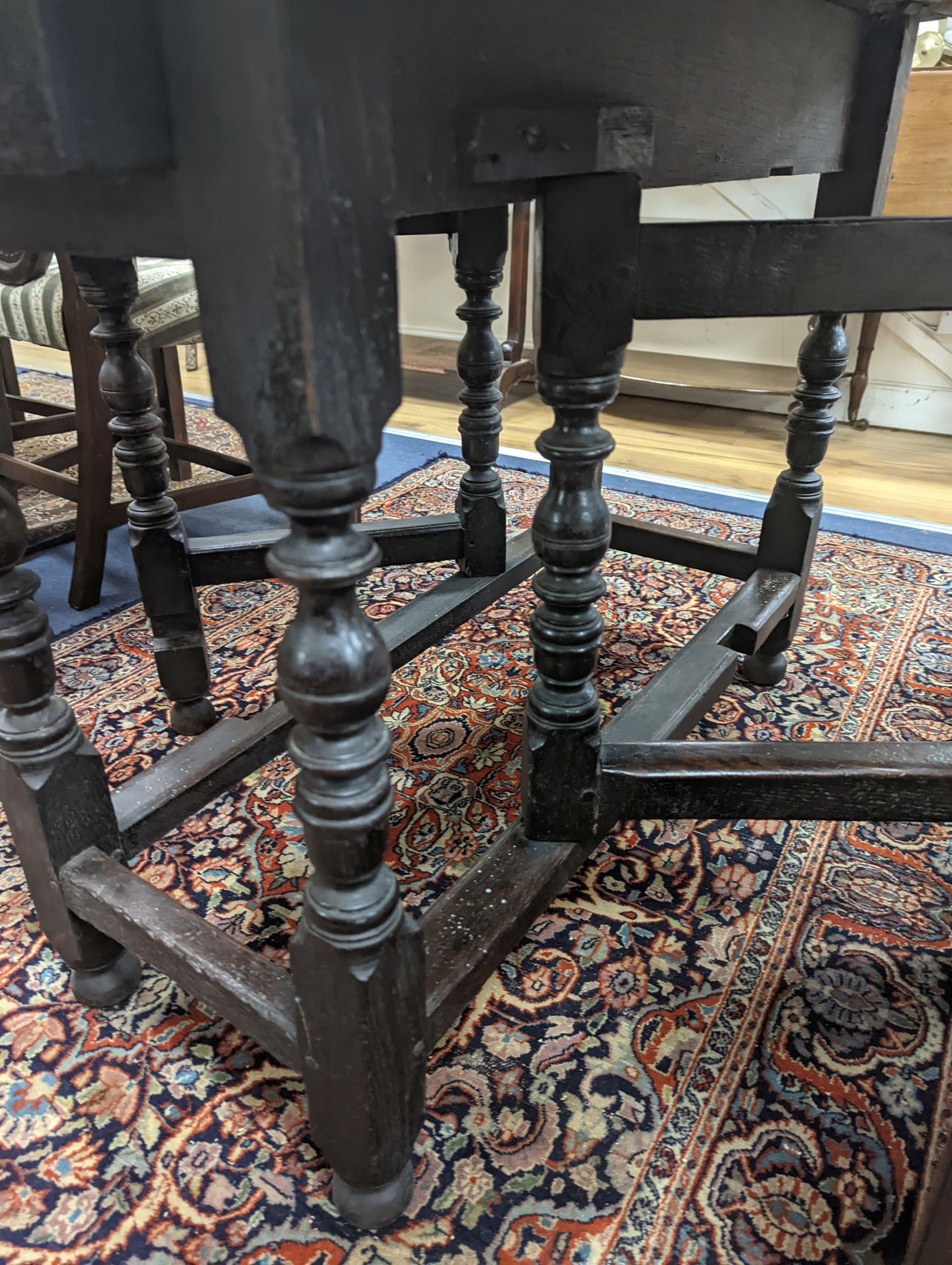 An oak gateleg table. W-107cm, D-105cm, H-73cm.